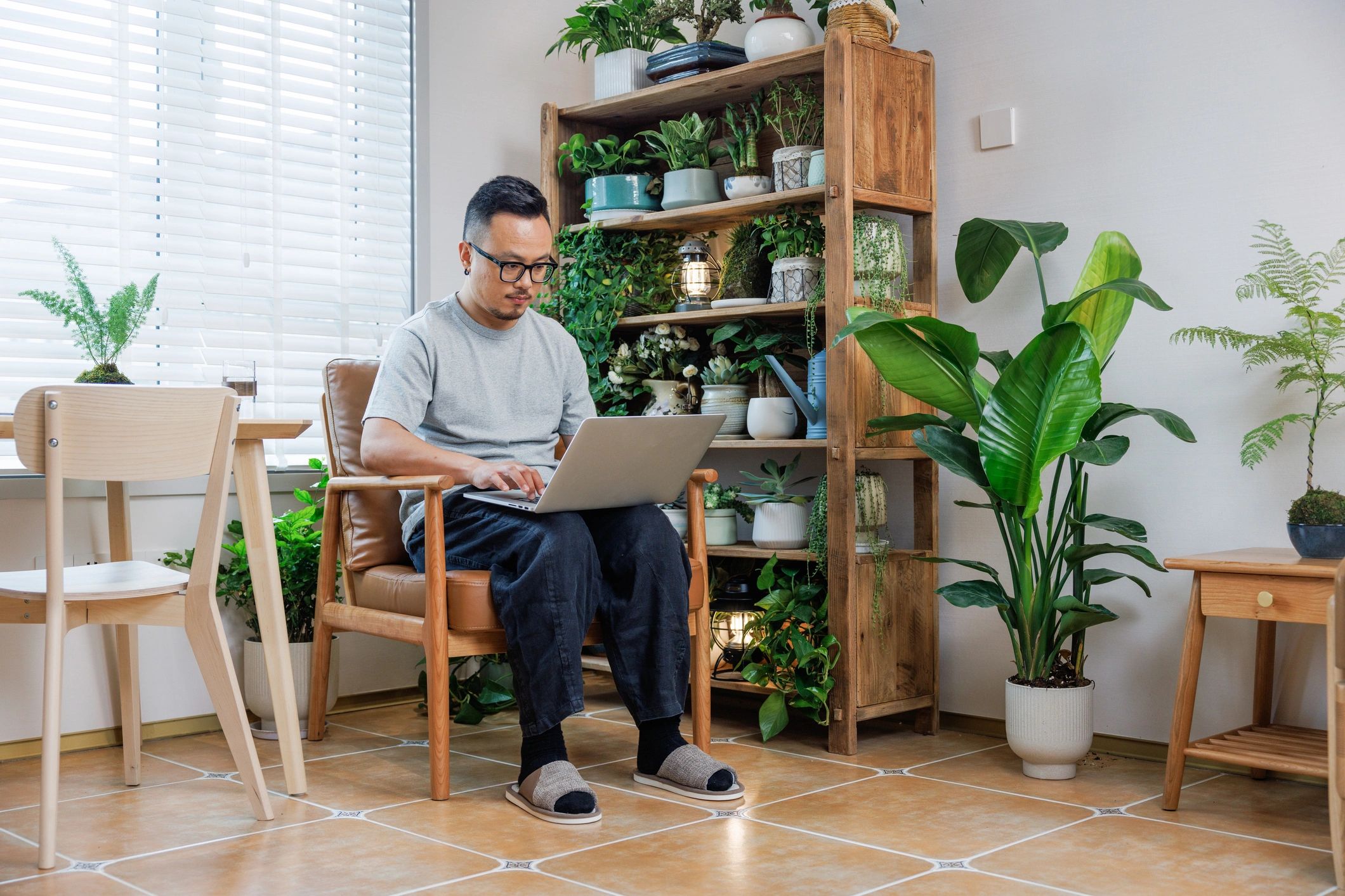 Prospective tenant completing an online rental application