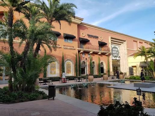 Image of the pond at Fashion Island in Newport Beach, CA.